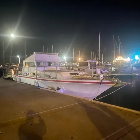 Bateau-hôtel De Reve Sur Les Vagues Gruissan
